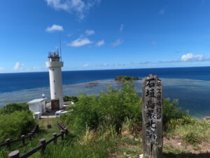 夏の石垣島の海と灯台